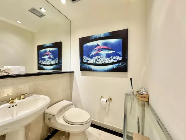 Vancouver, BC V6B 6A8,388 Drake ST