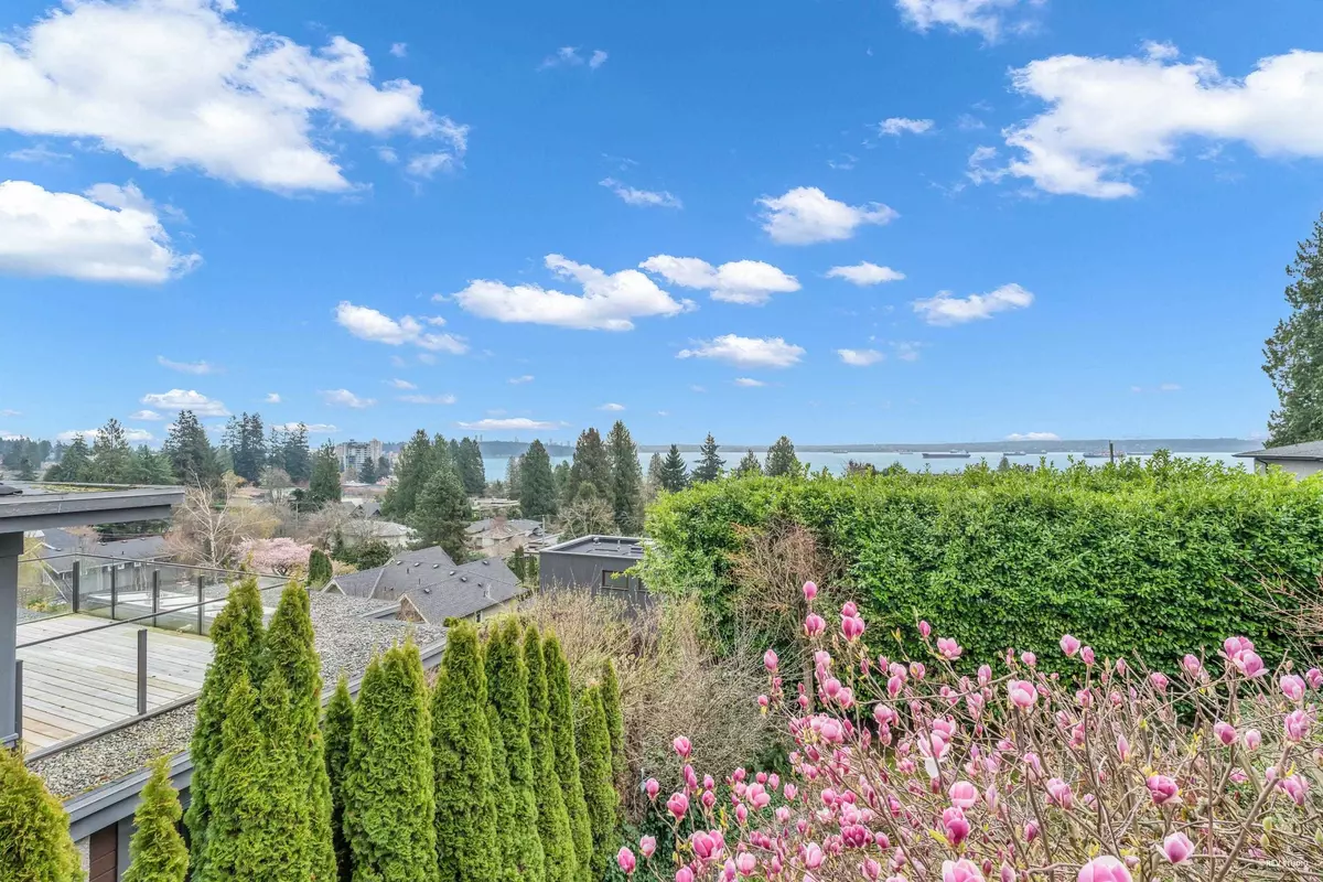 West Vancouver, BC V7V 2J1,2558 Mathers AVE