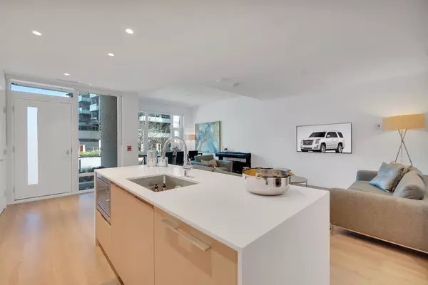 North Vancouver, BC V7J 1H6,1500 Fern ST #107