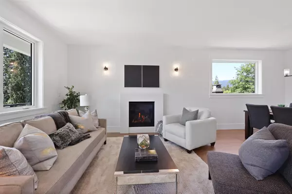 338 W 24th ST North Vancouver, BC V7M 2C6