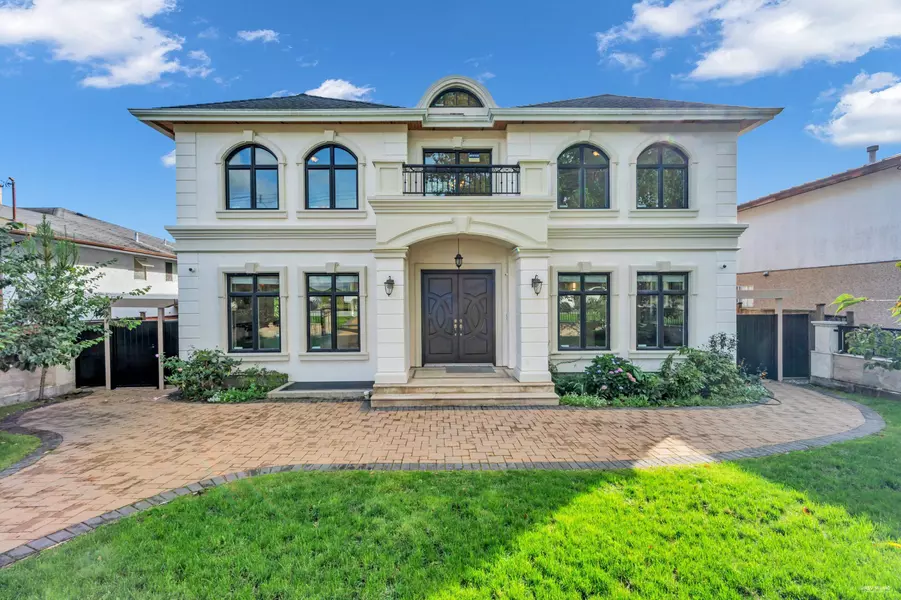 6680 Winch ST, Burnaby, BC V5B 2L6