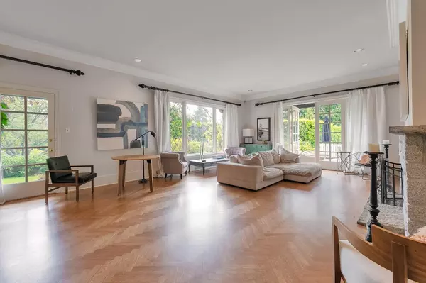 West Vancouver, BC V7V 2G8,1850 Mathers AVE