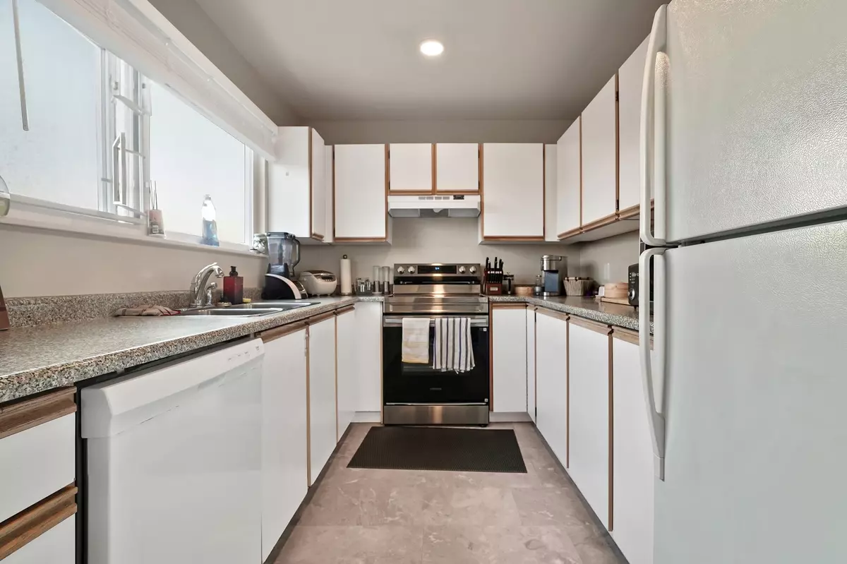 Coquitlam, BC V3K 1R1,918 Roderick AVE #201