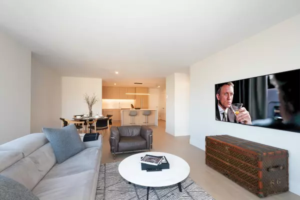 Vancouver, BC V6G 3C1,1860 Robson ST #902