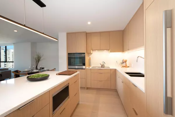 Vancouver, BC V6G 3C1,1860 Robson ST #902