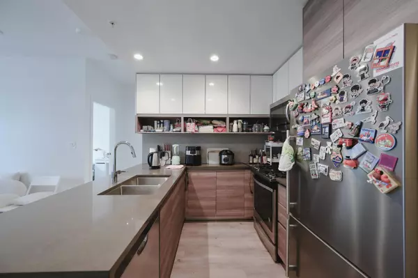 Burnaby, BC V5A 4Y8,8850 University CRES #801