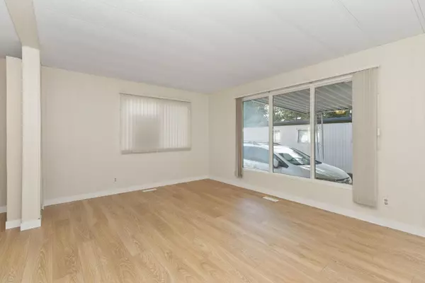 Surrey, BC V3W 6E1,8220 King George BLVD #58