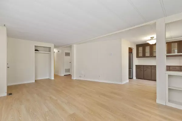 Surrey, BC V3W 6E1,8220 King George BLVD #58