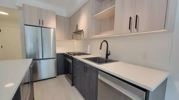 Port Moody, BC V3H 2E6,2002 George ST #315