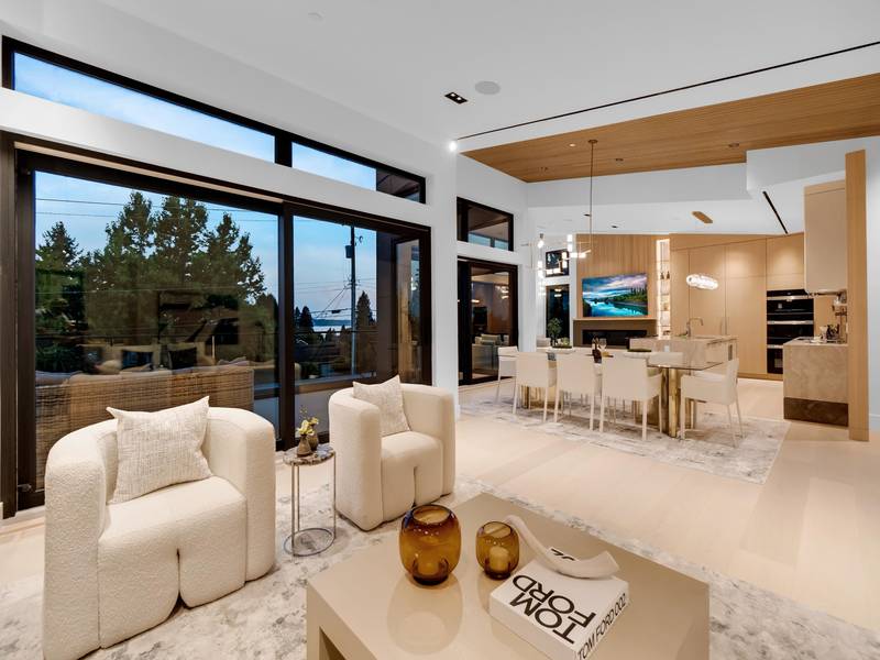 2423 Mathers AVE, West Vancouver, BC V7V 2H9