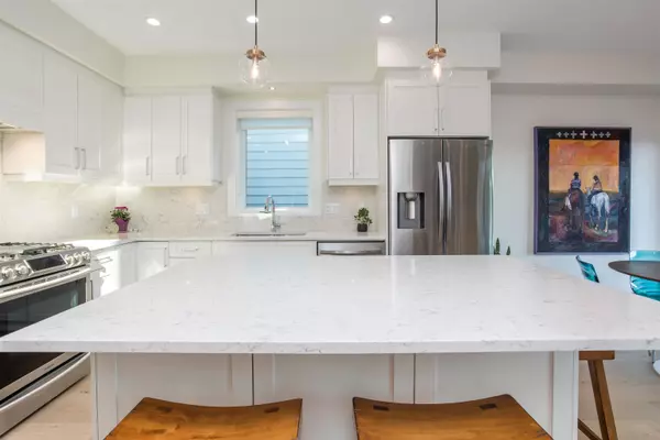 North Vancouver, BC V7L 2L8,341 E 13th ST