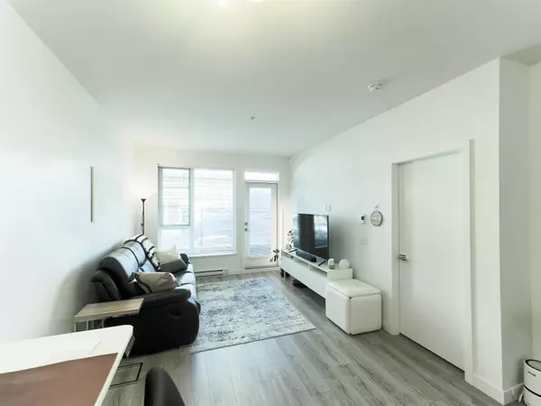 Coquitlam, BC V3J 0H8,516 Foster AVE #213