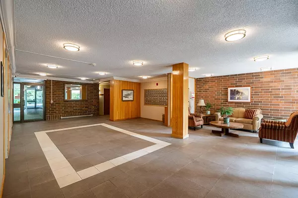 Vancouver, BC V6L 3B4,2101 Mcmullen AVE #511