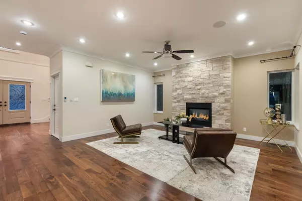 North Vancouver, BC V7P 2B5,839 W 20th ST