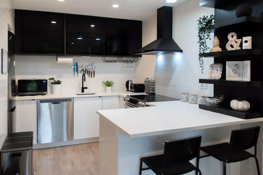 1718 Nelson ST #402, Vancouver, BC V6G 1M8