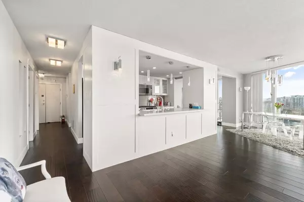 Vancouver, BC V6Z 3A3,1033 Marinaside CRES #1606