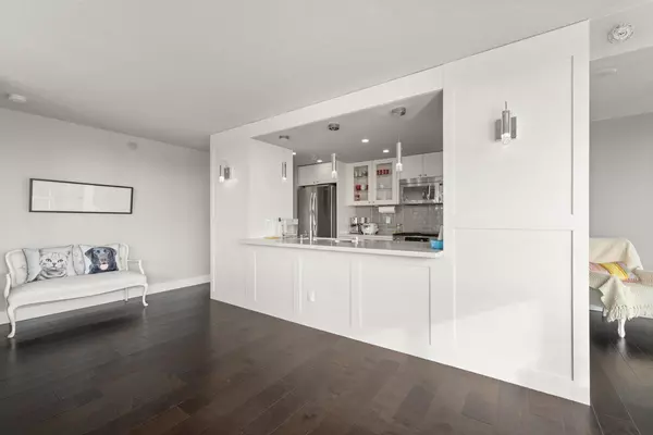 1033 Marinaside CRES #1606 Vancouver, BC V6Z 3A3