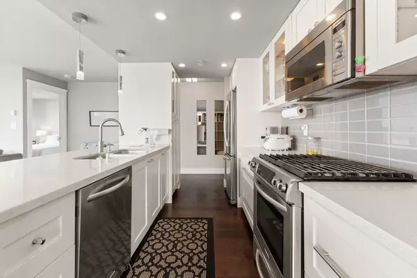 1033 Marinaside CRES #1606 Vancouver, BC V6Z 3A3