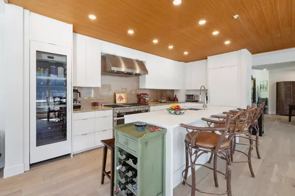 West Vancouver, BC V7W 2B2,6687 Nelson AVE #703