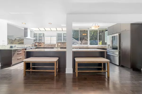 North Vancouver, BC V7R 4K4,4869 Capilano RD