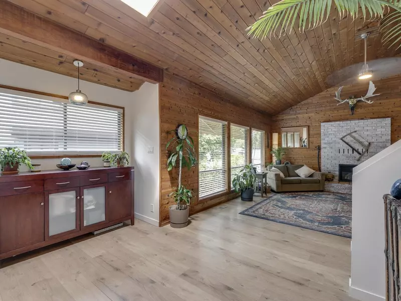 2111 Mamquam RD, Squamish, BC V0N 1T0