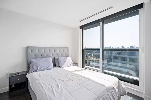 1768 Cook ST #1501 Vancouver, BC V5Y 0N3