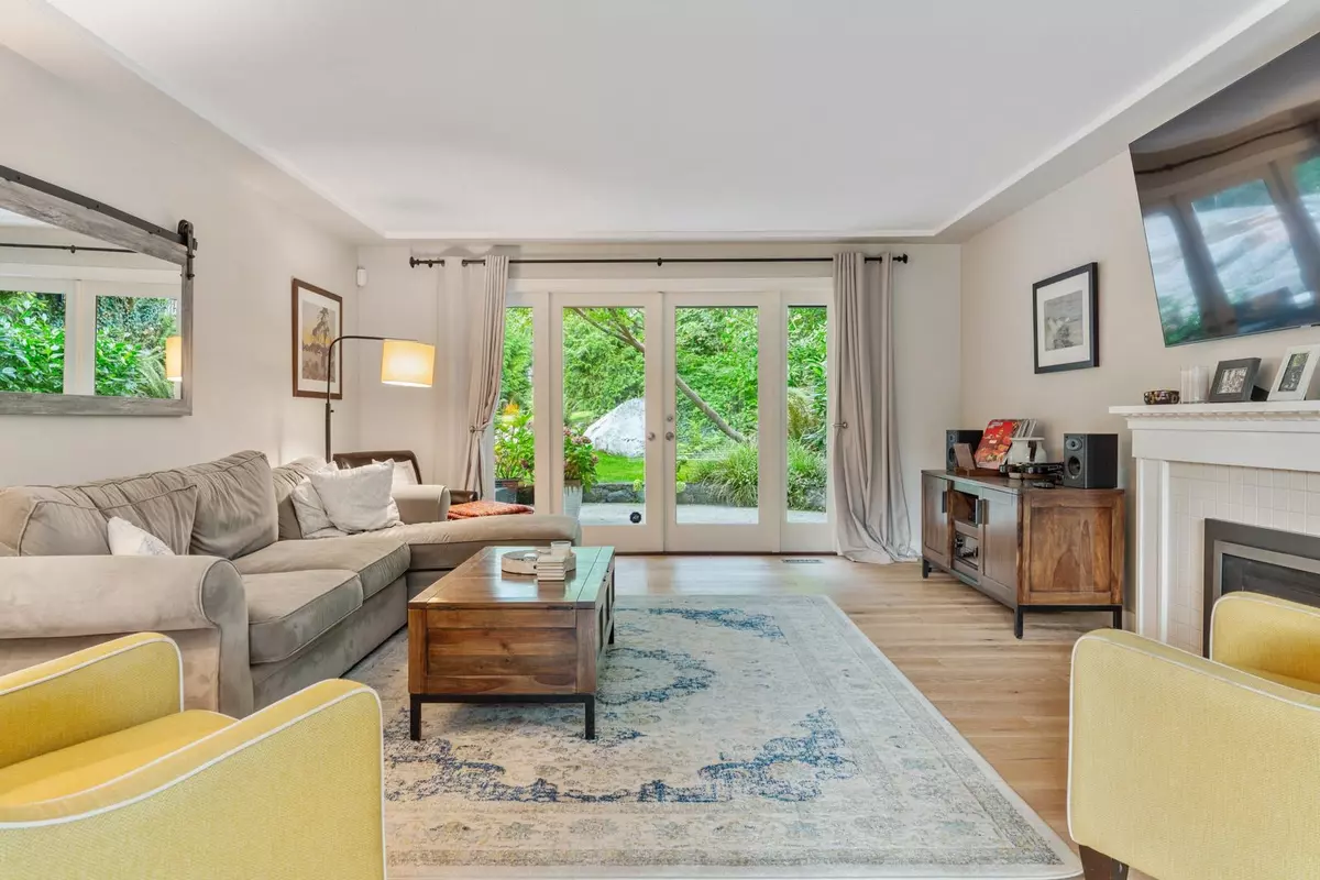 West Vancouver, BC V7V 3J2,3760 Bayridge AVE