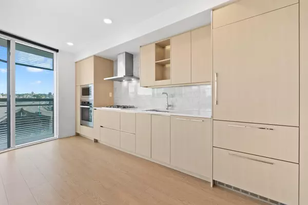Vancouver, BC V6Z 0E8,87 Nelson ST #684