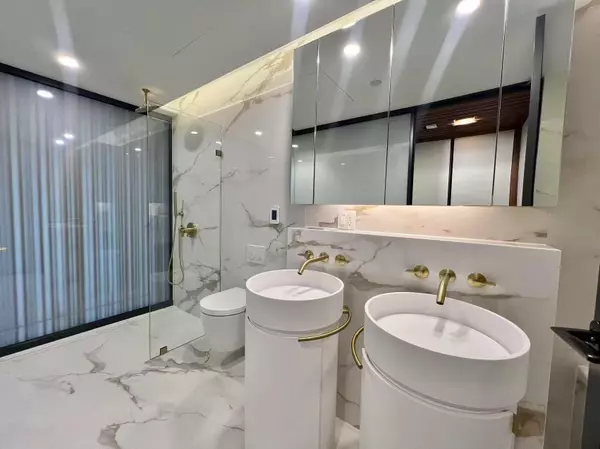 1033 Nelson ST #1104 Vancouver, BC V6E 0E5