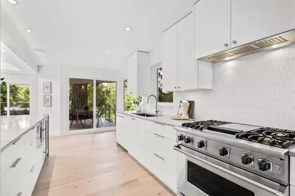 West Vancouver, BC V7W 1L2,5061 Bear LN