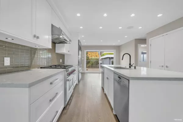 1251 Clyde AVE West Vancouver, BC V7T 1E6