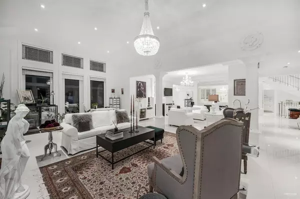 North Vancouver, BC V7R 4K2,4511 Capilano RD