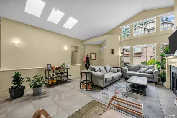 Burnaby, BC V5H 4R4,5221 Oakmount CRES #34