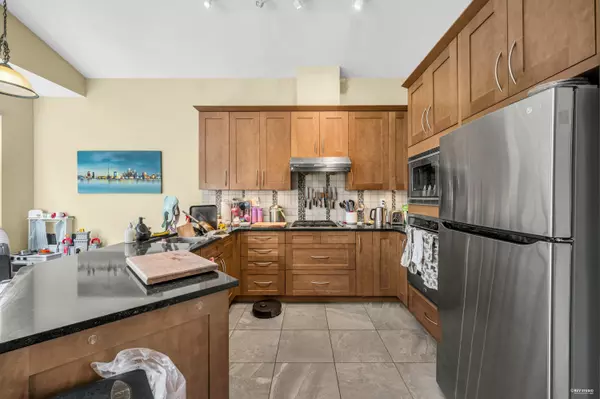 Burnaby, BC V5H 4R4,5221 Oakmount CRES #34