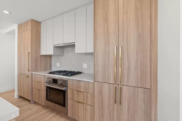 North Vancouver, BC V7J 0E8,2325 Emery CT #306