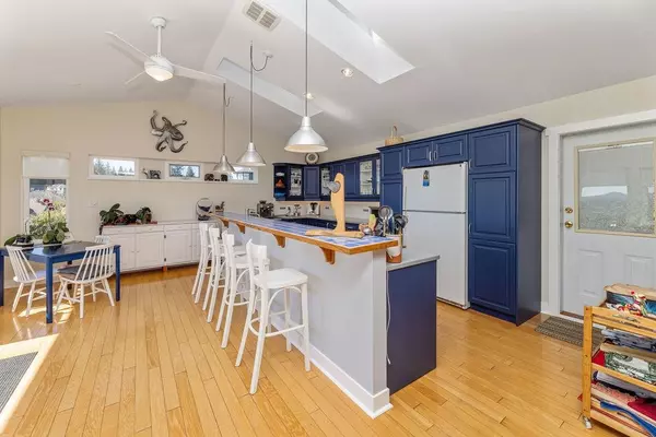 Gibsons, BC V0N 1V8,802 Oceanmount BLVD