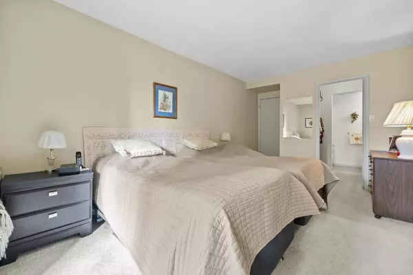 Burnaby, BC V3J 7E3,3737 Bartlett CT #404