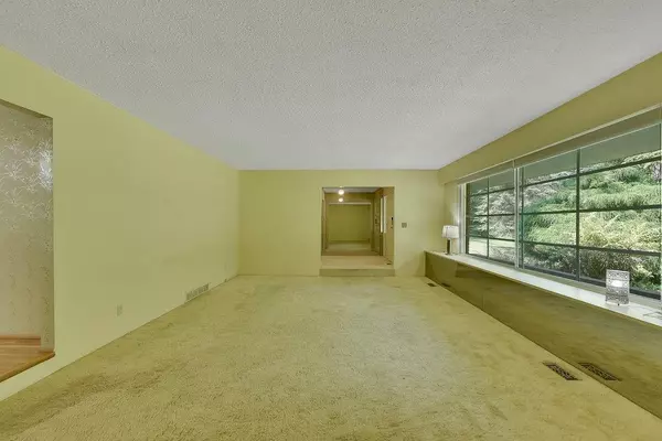 Surrey, BC V4P 1K8,13428 Crescent RD