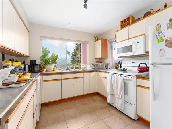 Burnaby, BC V5H 1G9,4660 Bond ST