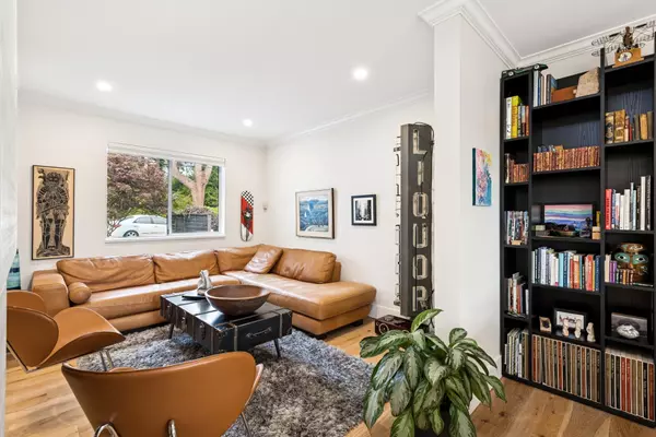 North Vancouver, BC V7M 2A2,239 W 22nd ST