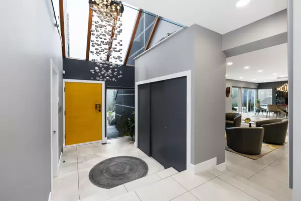 West Vancouver, BC V7V 3H8,3722 Southridge PL