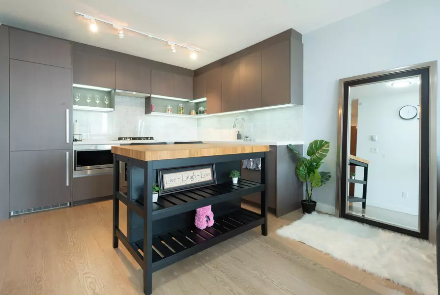 13696 100 AVE #1808, Surrey, BC V3T 0L5