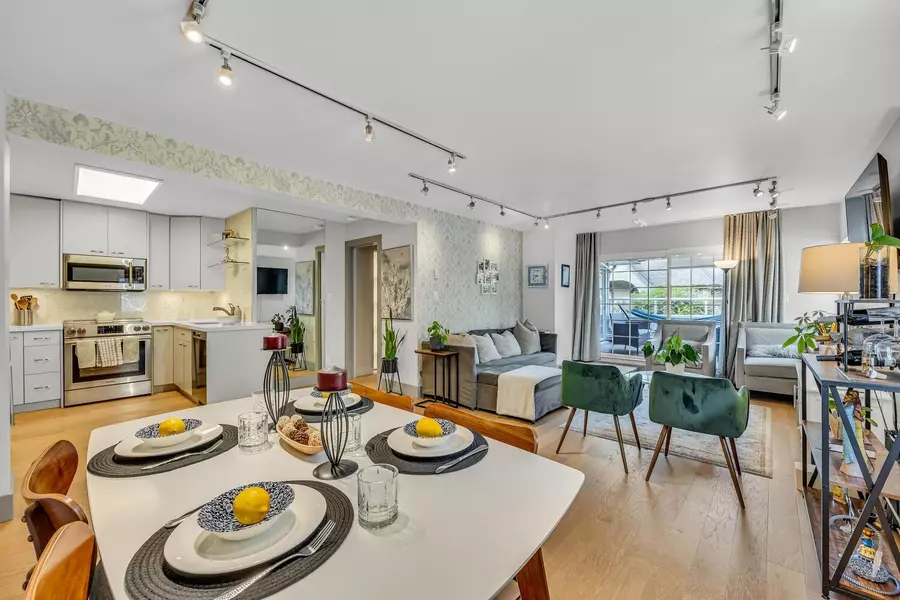 3461 Curle AVE #302, Burnaby, BC V5G 4P4