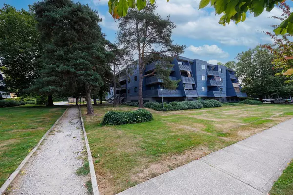 17661 58a AVE #207, Surrey, BC V3S 1N4