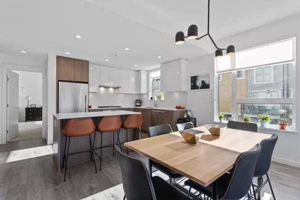 715 W 15th ST #204 North Vancouver, BC V7M 1T2