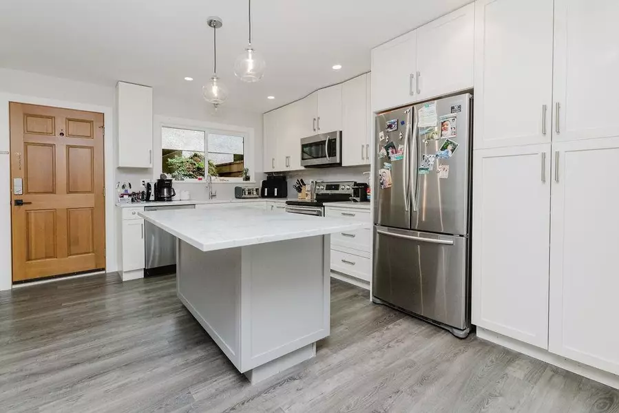841 North RD, Gibsons, BC V0N 1V9