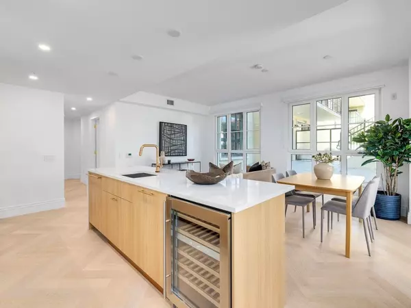 Vancouver, BC V6M 0E5,2096 W 47th AVE #203