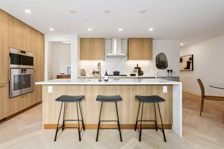 2096 W 47th AVE #206, Vancouver, BC V6M 0E5