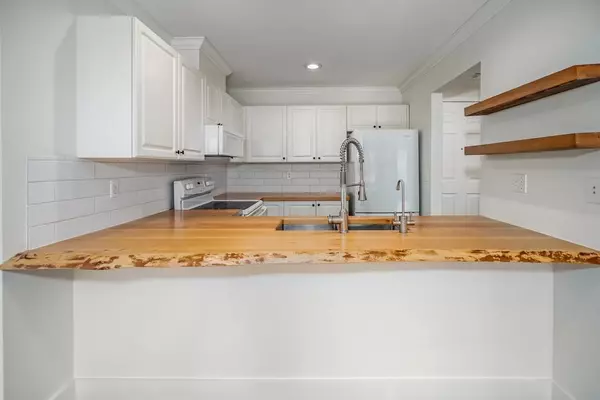 Langley, BC V1M 2S4,9124 Glover RD #205