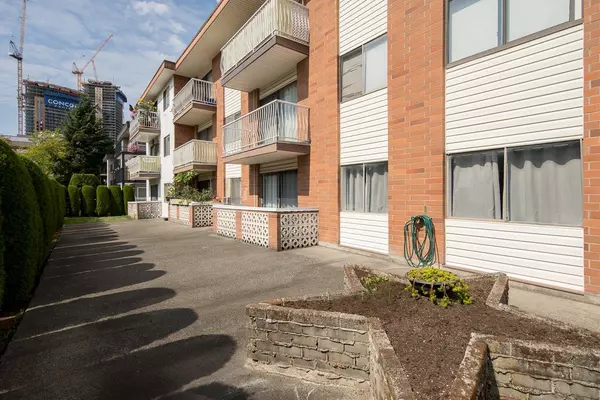 Burnaby, BC V5H 1T6,5127 Irving ST #106